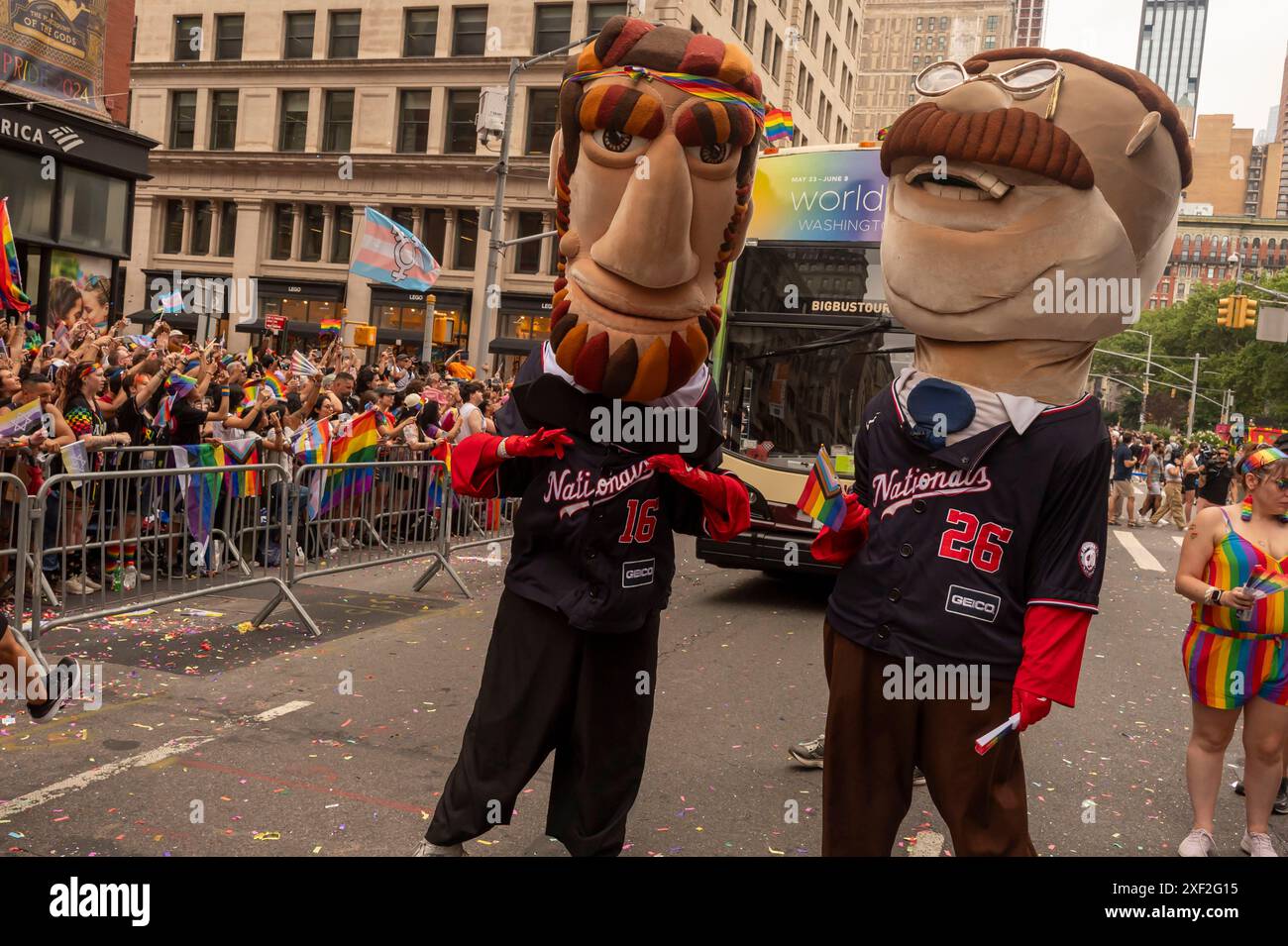 New York, Usa. 30. Juni 2024. Abe Lincoln und Teddy Roosevelt Nationals Maskottchen nehmen an der jährlichen New York City Pride Parade am 30. Juni 2024 in New York City Teil. Quelle: SOPA Images Limited/Alamy Live News Stockfoto