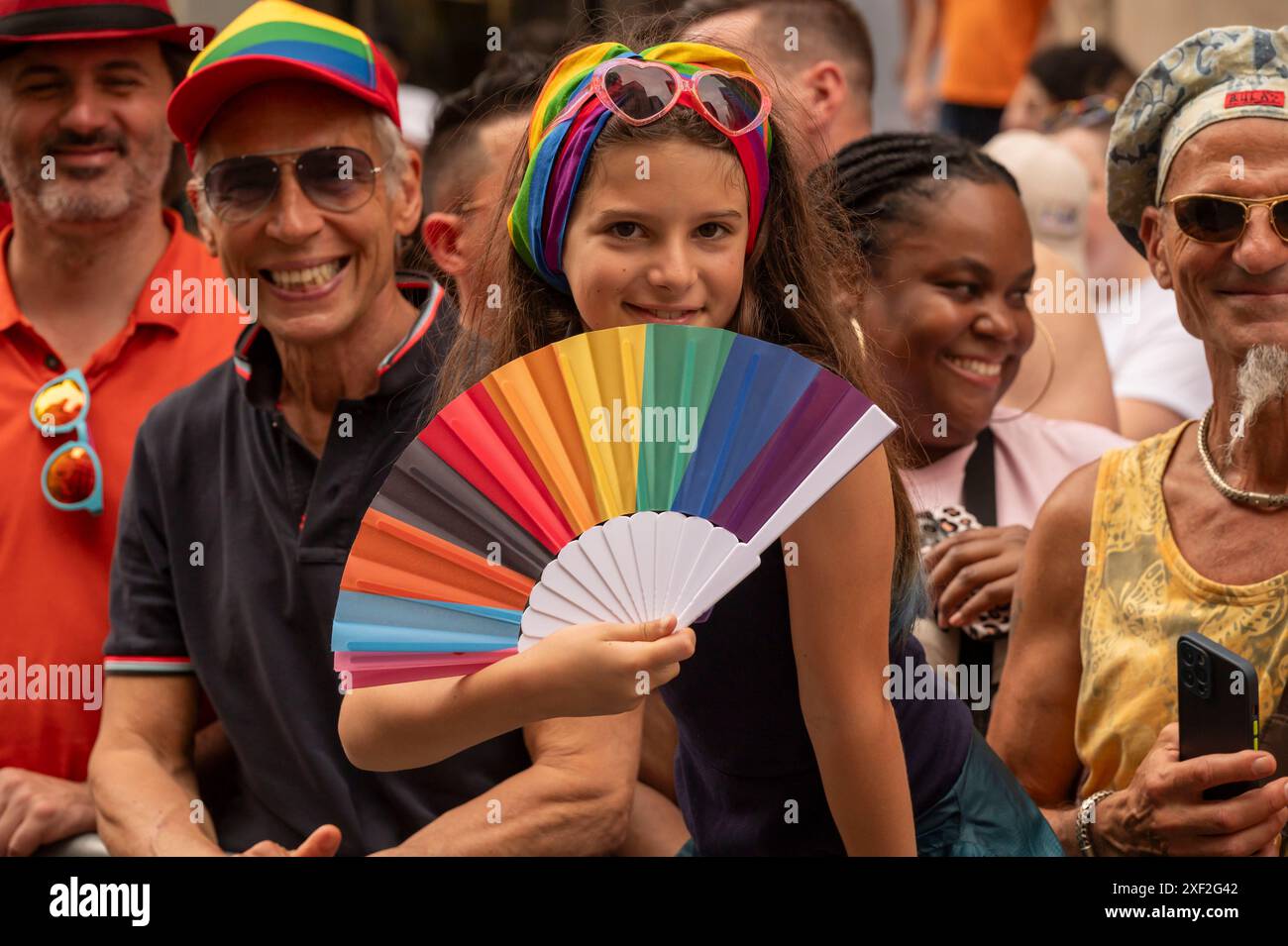 New York, Usa. 30. Juni 2024. Tausende von Zuschauern mit Stolz-Flaggen sehen sich die jährliche New York City Pride Parade am 30. Juni 2024 in New York City an. Quelle: SOPA Images Limited/Alamy Live News Stockfoto