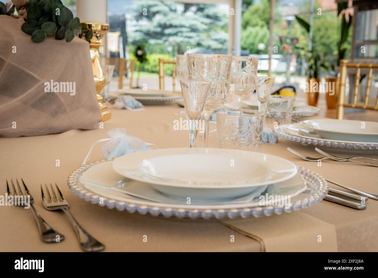 Leerer Hochzeitsempfang, Tisch mit weißen Tellern und Besteck Stockfoto