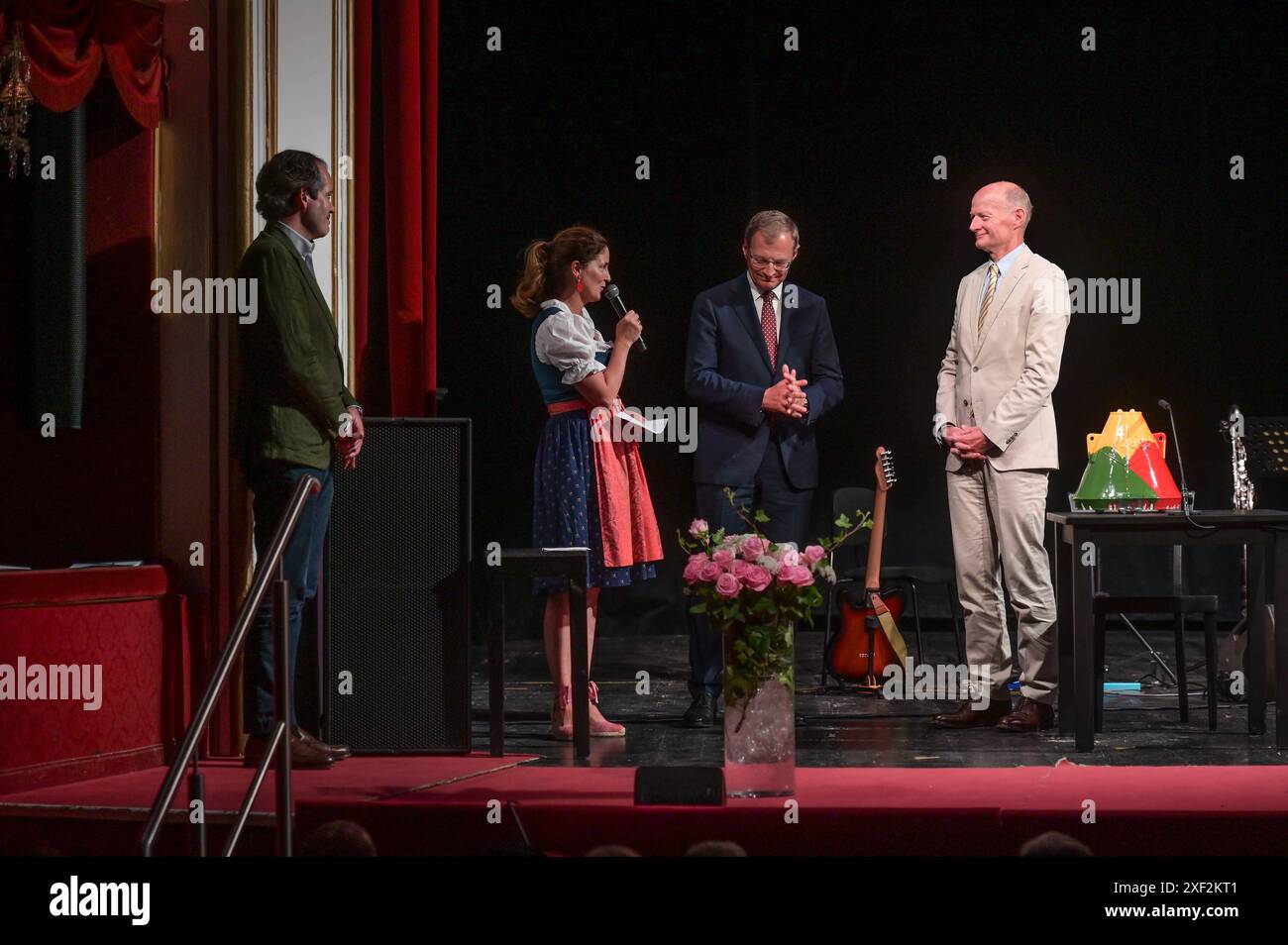 Eröffnung der Salzkammergut Festwochen 2024, im Stadttheaer Gmunden, am 28.06.2024. Das Bild zeigt v.l.n.r.: künstlerischer Leiter der salzkammergut Festwochen Gmunden, Christian Hieke, kaufmännische Leiterin der Salzkammergut Festwochen Gmunden, Johanna Mitterbauer, Landeshauptmann des österreichischen Bundeslandes Oberösterreich, Thomas Stelzer, Generaldirektor der Oberbank, Franz Gasselsberger bei der Überreichung des Xenia Hausner Awards 2024 - Eröffnung der Salzkammergut Festwochen 2024, im Stadttheaer Gmunden, am 28.06.2024. *** Eröffnung der Salzkammergut Festwochen 2024, im St. Stockfoto