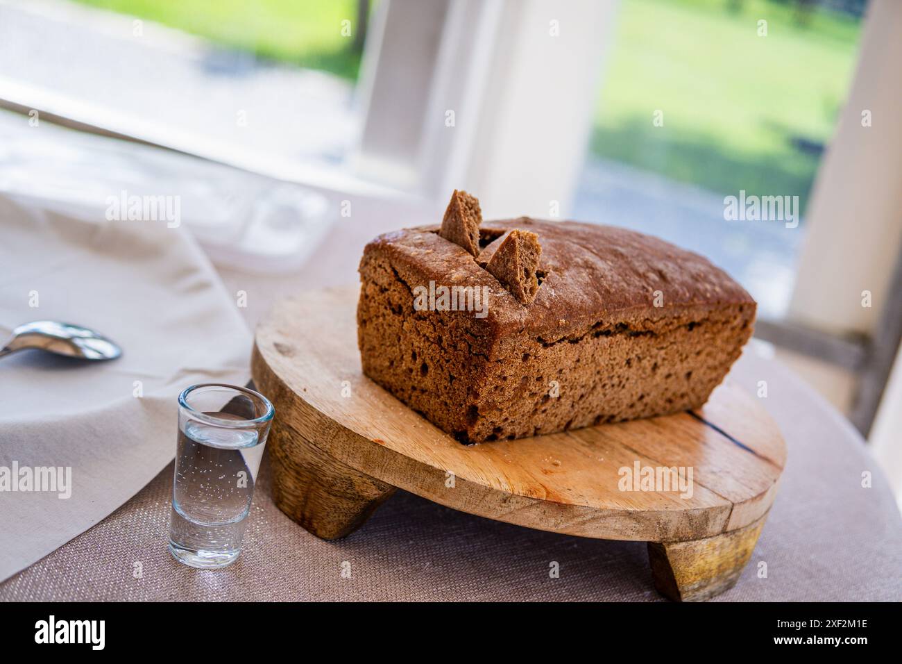 Leerer Hochzeitsempfang mit Roggenbrot auf hölzernem Serviertablett Stockfoto