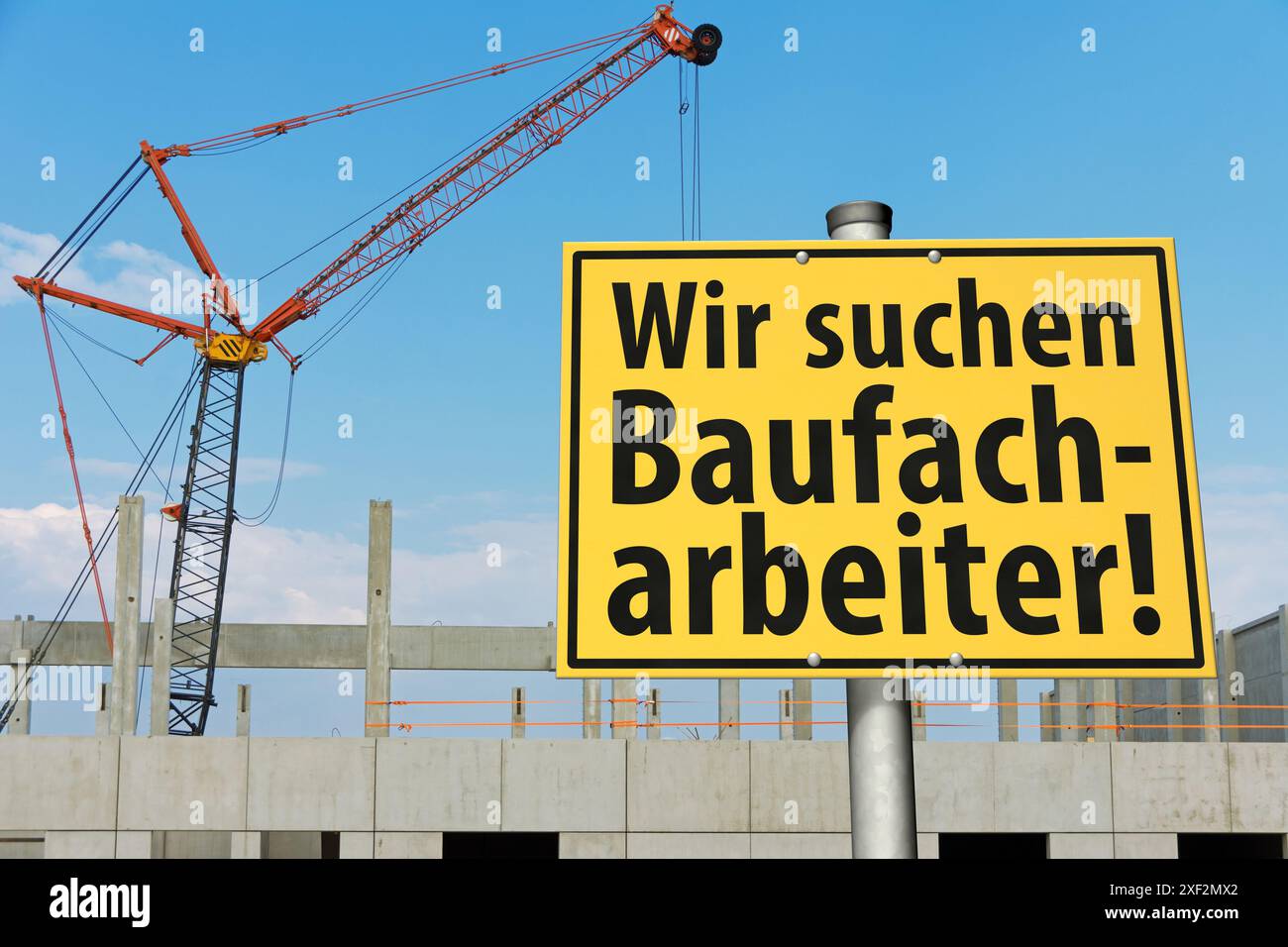 Deutsches Infoschild: Wir suchen Baufacharbeiter! (Wir suchen qualifizierte Bauarbeiter!) Stockfoto