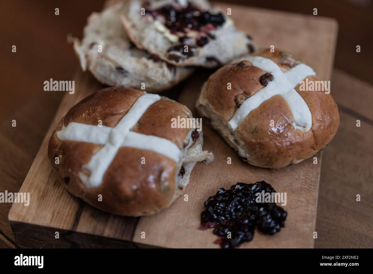 Heiße Kreuzbrötchen Holzbrett Blaubeermarmelade Aufstrich Stockfoto