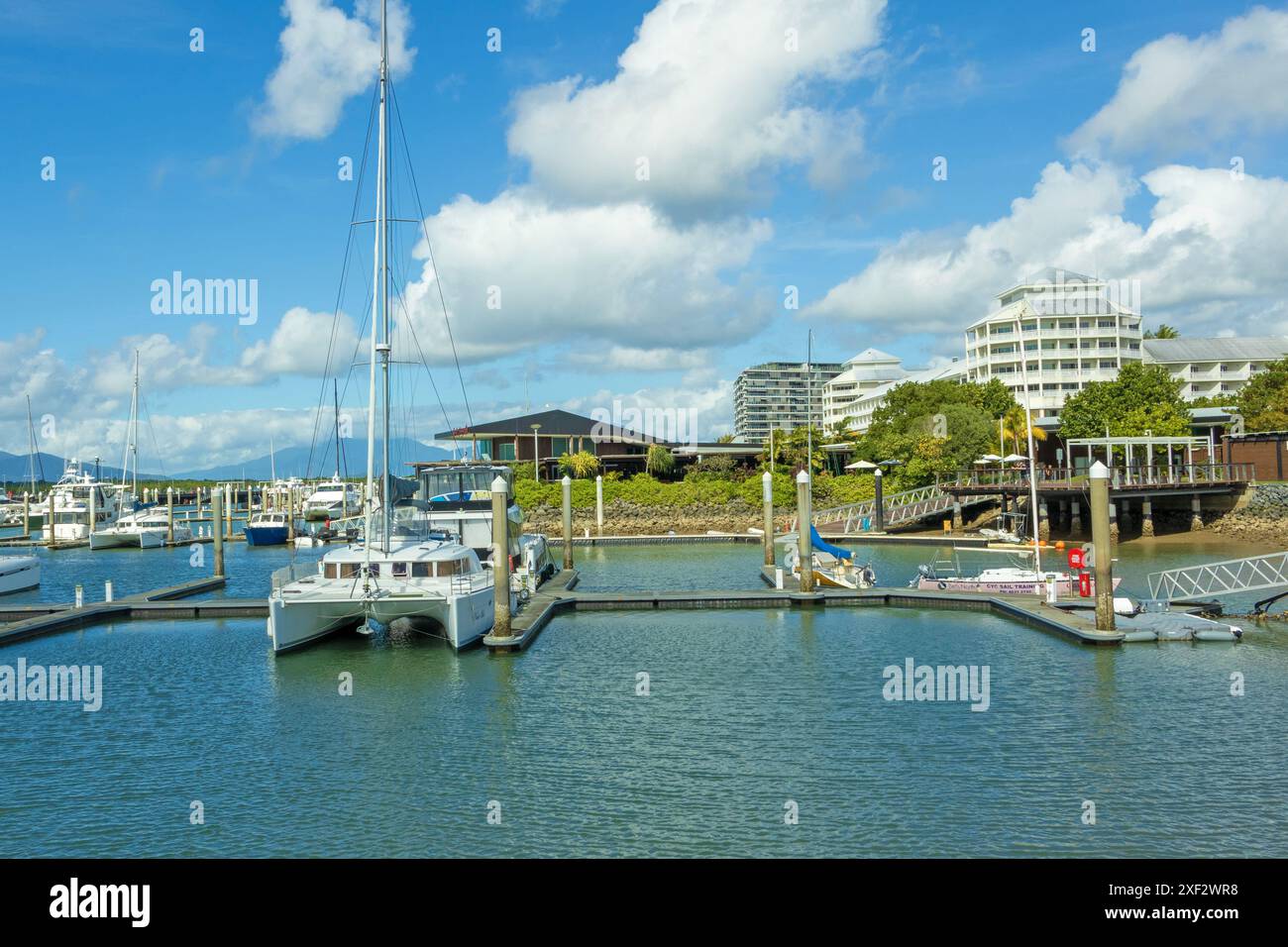 Am Wintermorgen am Marlin Marina Blick vom Pier in Cairns sind das Shangri-La The Marina Hotel und das Salt House Restaurant/Pub enthalten Stockfoto