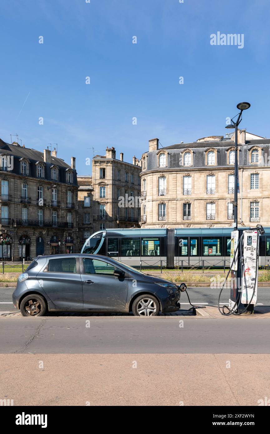 Elektroauto (Renault Zoé) in ein beschädigtes Ladegerät gesteckt, Bordeaux Stockfoto