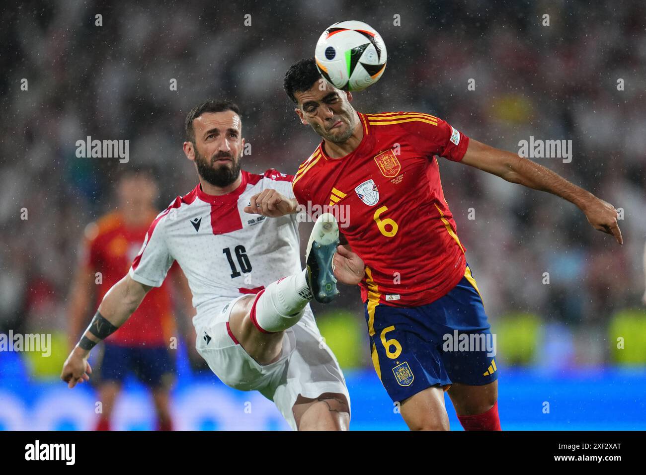 Köln, Deutschland. 30. Juni 2024. Mikel Merino (Spanien) und Nika Kvekveskiri (Georgien) spielten im Achtelfinale der UEFA Euro 2024 im Rhein Energie Stadium am 30. Juni 2024 in Köln. (Foto: Bagu Blanco/PRESSINPHOTO) Credit: PRESSINPHOTO SPORTS AGENCY/Alamy Live News Stockfoto