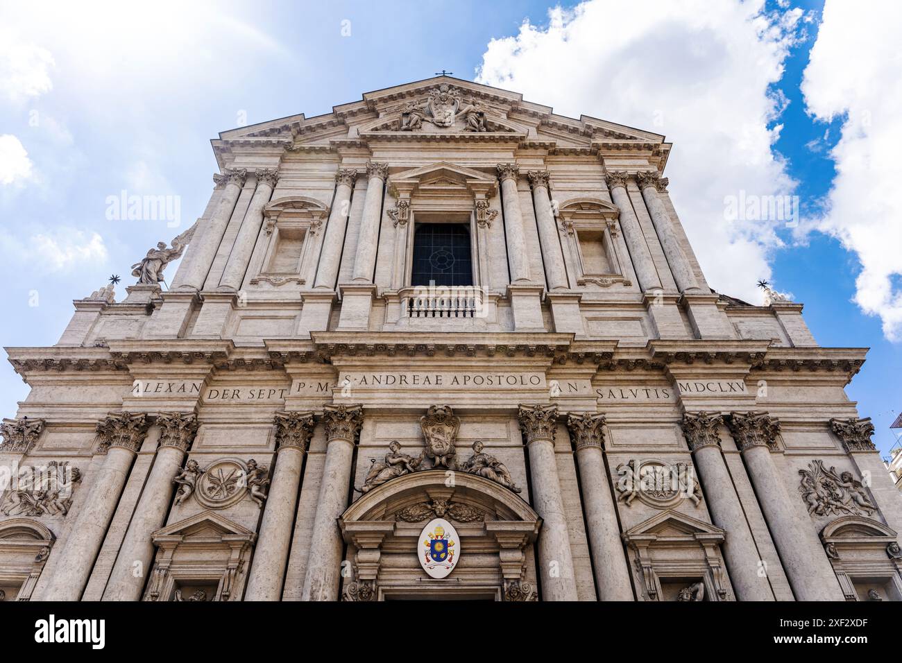 Fassade der Basilika Sant'Andrea della Valle, eine römisch-katholische Renaissance-Kirche aus dem 17. Jahrhundert in Rom, Italien. Stockfoto