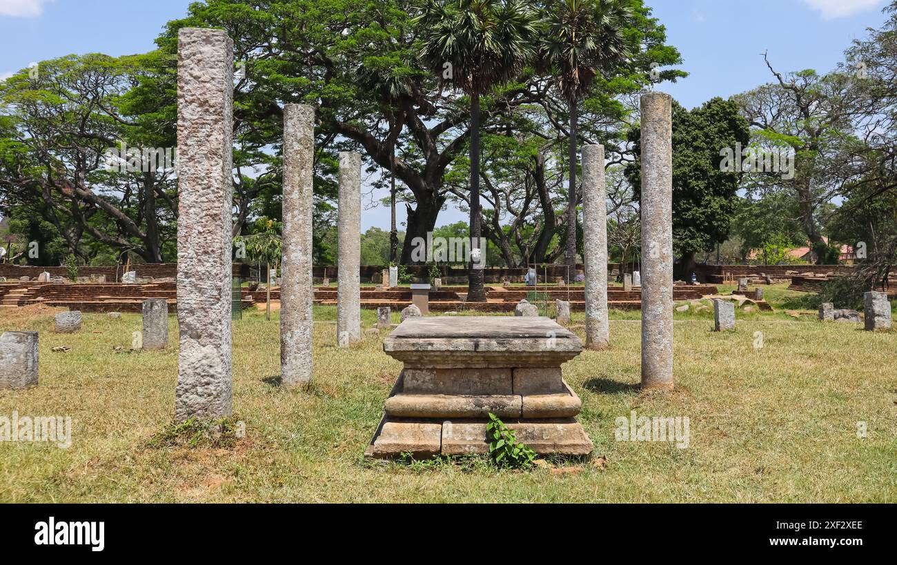 Antike Ruinen buddhistischer Denkmäler in der heiligen Weltkulturerbestadt Anuradhapura, Sri Lanka Stockfoto