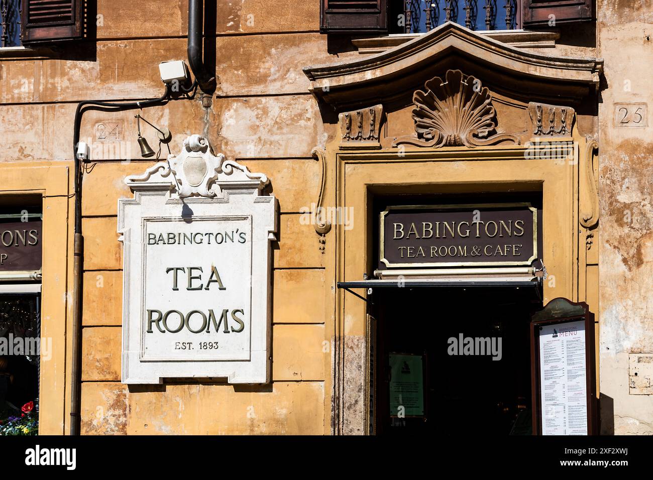 Der Eingang des historischen Cafés Babington's Tea Rooms auf der piazza di Spagna, in der Nähe der Spanischen Treppe, in Rom, Italien. Stockfoto