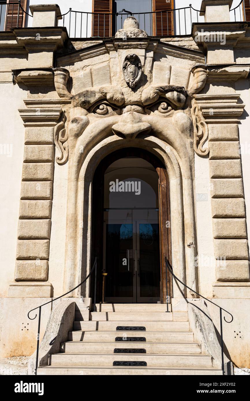 Die Maskarontür des Palazzo Zuccari mit einem monströsen offenen Mund in der Via Gregoriana, Stadtzentrum Roma, Italien Stockfoto