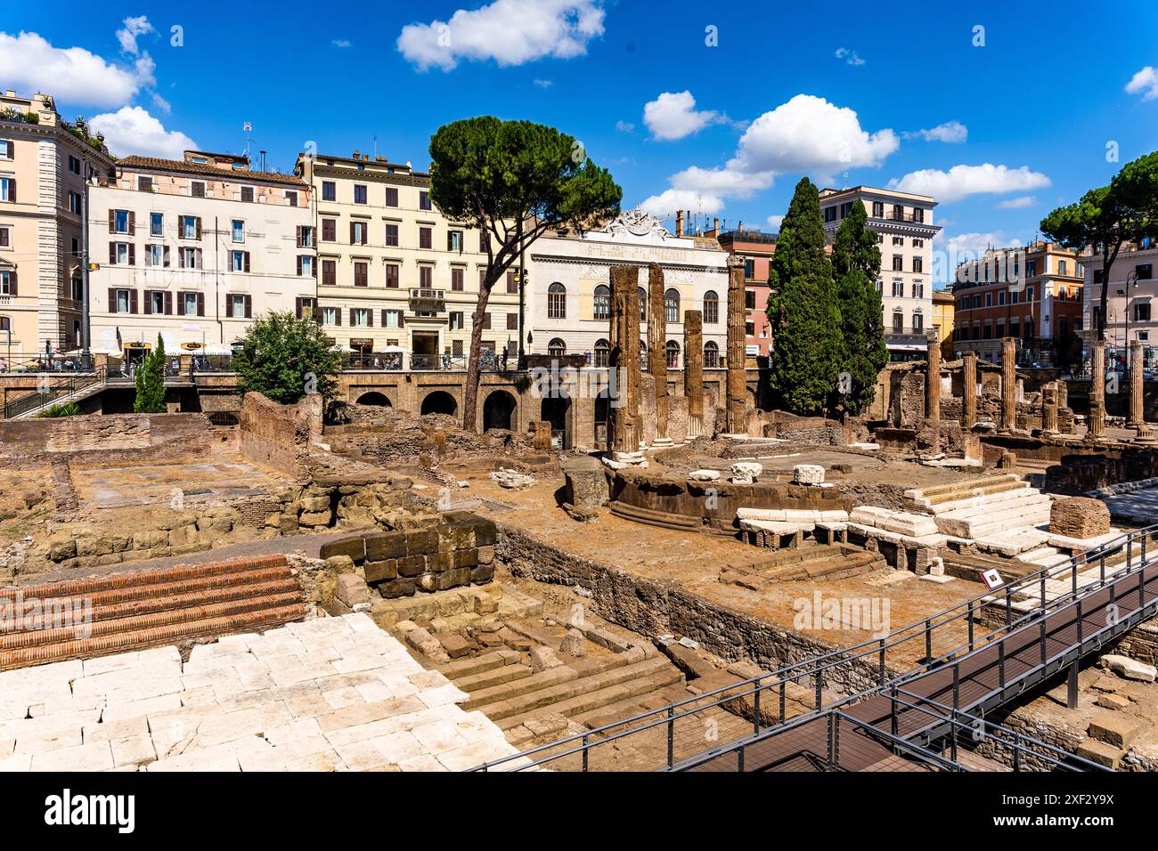 Largo di Torre Argentinien wurde auf einem wichtigen archäologischen Gebiet aus der römischen Zeit erbaut, heute die älteste Katzenkolonie der Stadt in Rom, Italien. Stockfoto