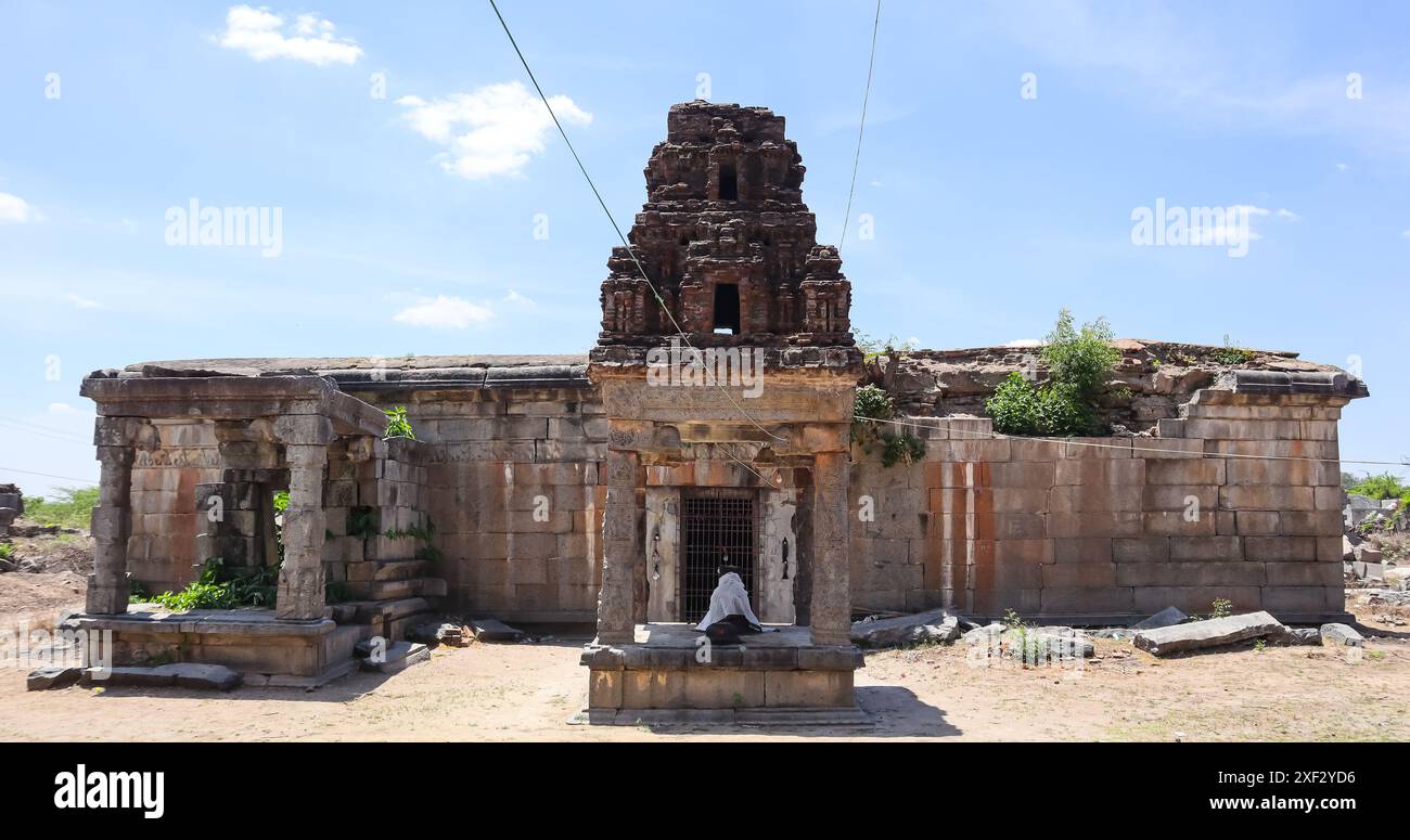 Nandi Statue im Haupttempel, Sri Saleeswarar Tempel, Perumukkal, Tamil Nadu, Indien. Stockfoto