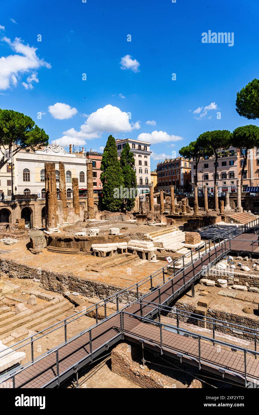 Largo di Torre Argentinien wurde auf einem wichtigen archäologischen Gebiet aus der römischen Zeit erbaut, heute die älteste Katzenkolonie der Stadt in Rom, Italien. Stockfoto