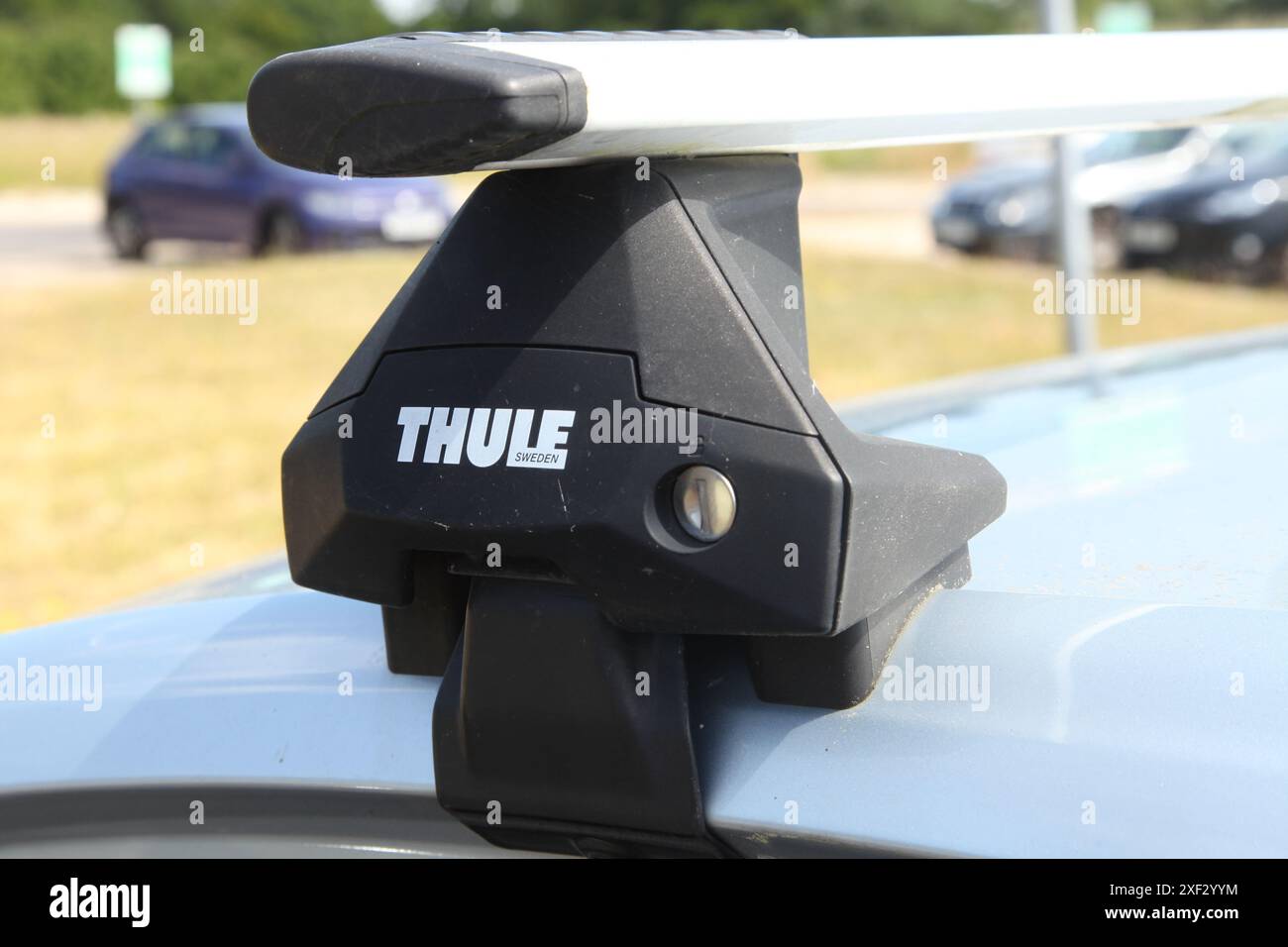 Dachträger von Thule oben auf dem Auto Stockfoto