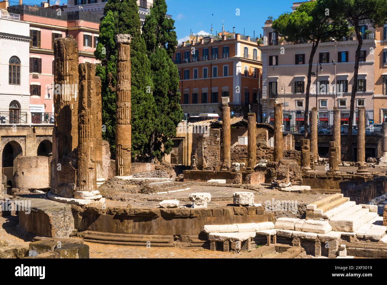 Largo di Torre Argentinien wurde auf einem wichtigen archäologischen Gebiet aus der römischen Zeit erbaut, heute die älteste Katzenkolonie der Stadt in Rom, Italien. Stockfoto