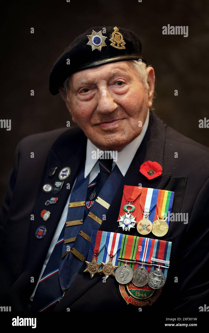 D-Day-Veteran Mervyn Kersh, der bei der 17 Vehicle Company RAOC arbeitete, nimmt an der vom Spirit of Normandy Trust in Zusammenarbeit mit dem British Normandy Memorial organisierten D-Day 80-Einführungsveranstaltung im Union Jack Club in London Teil. Die Veranstaltung ist eine der größten Vereinigungen von D-Day- und Normandie-Veteranen seit vielen Jahren und bringt einige der letzten verbliebenen Mitglieder der sogenannten „The Greatest Generation“ zusammen. Bilddatum: Freitag, 26. April 2024. Stockfoto