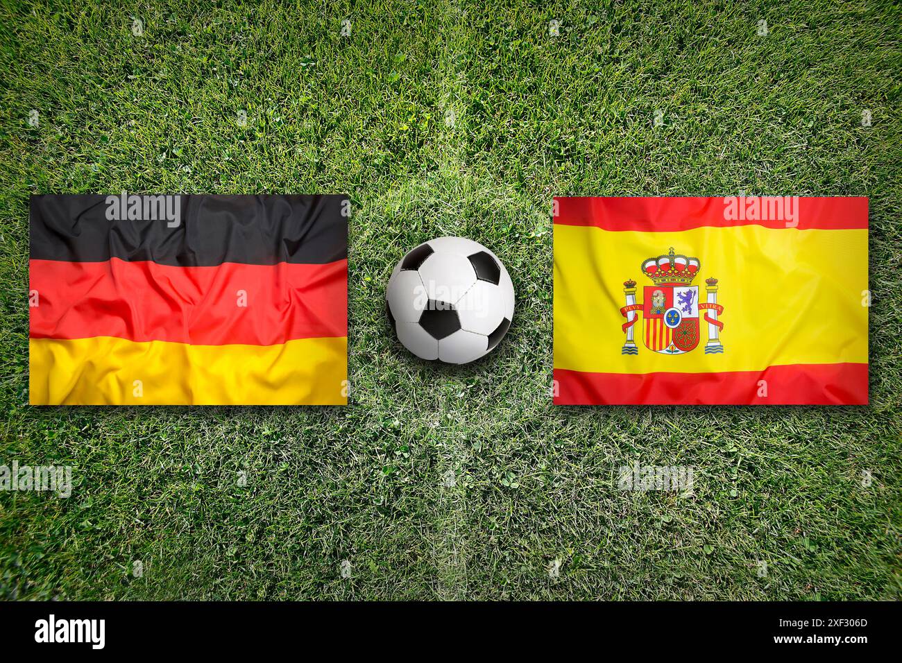 Deutschland gegen Spanien flaggen auf dem grünen Fussballfeld oder Fußballfeld Stockfoto