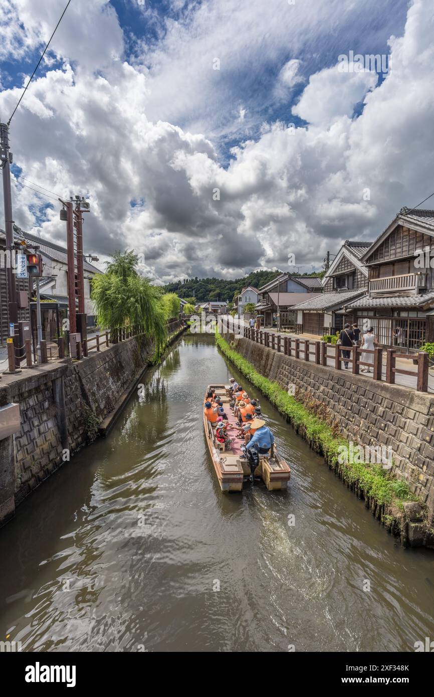 Sawara Katori, Chiba, Japan. 26. August 2023: Unbekannte Touristen machen eine Bootsfahrt über den Fluss Ono in Sawara. Stockfoto