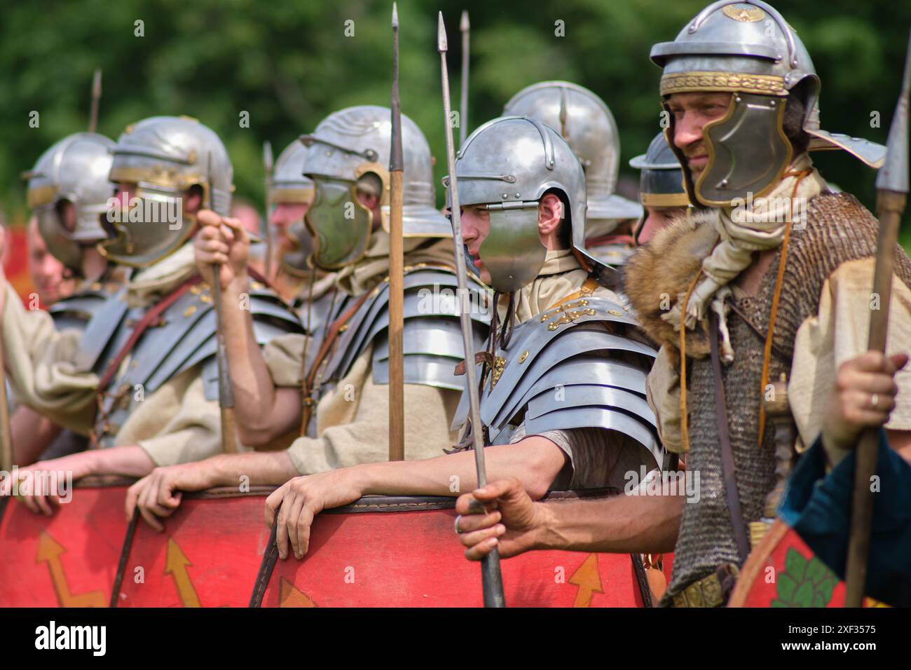 Soldaten der ersten römischen Legion stehen in einer Reihe in Munition ...