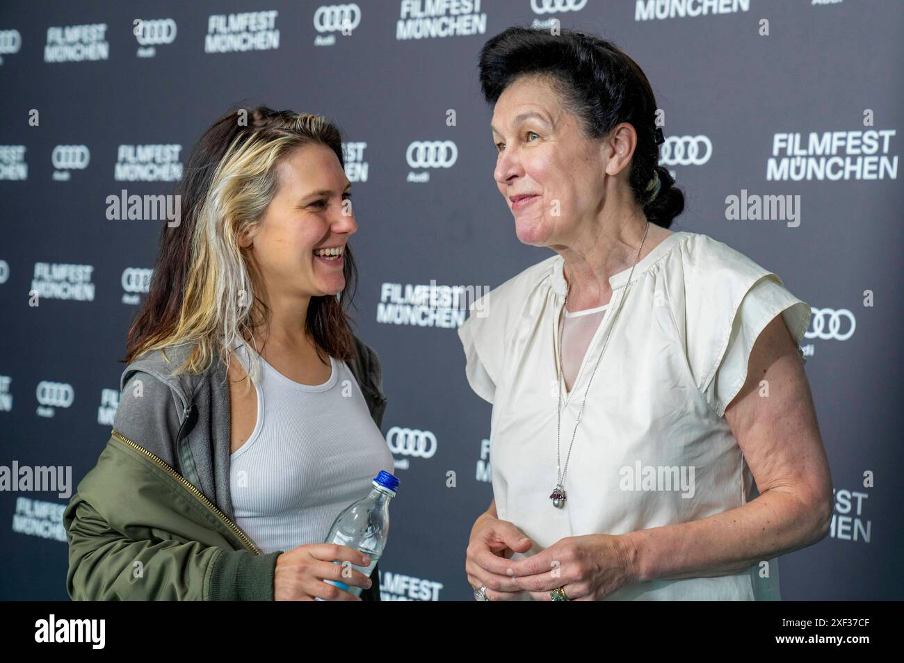 Elisabeth Furtwängler und Bettina Reitz bei der Premiere des Fernsehfilms am Ende der Wahrheit auf dem 41. Filmfest München 2024 im HFF Audimax. München, 30.06.2024 *** Elisabeth Furtwängler und Bettina Reitz bei der Premiere des Fernsehfilms am Ende der Wahrheit beim Filmfest München 41 2024 im HFF Audimax München, 30 06 2024 Foto:Xn.xKolinzx/xFuturexImagex wahrheit 4630 Stockfoto