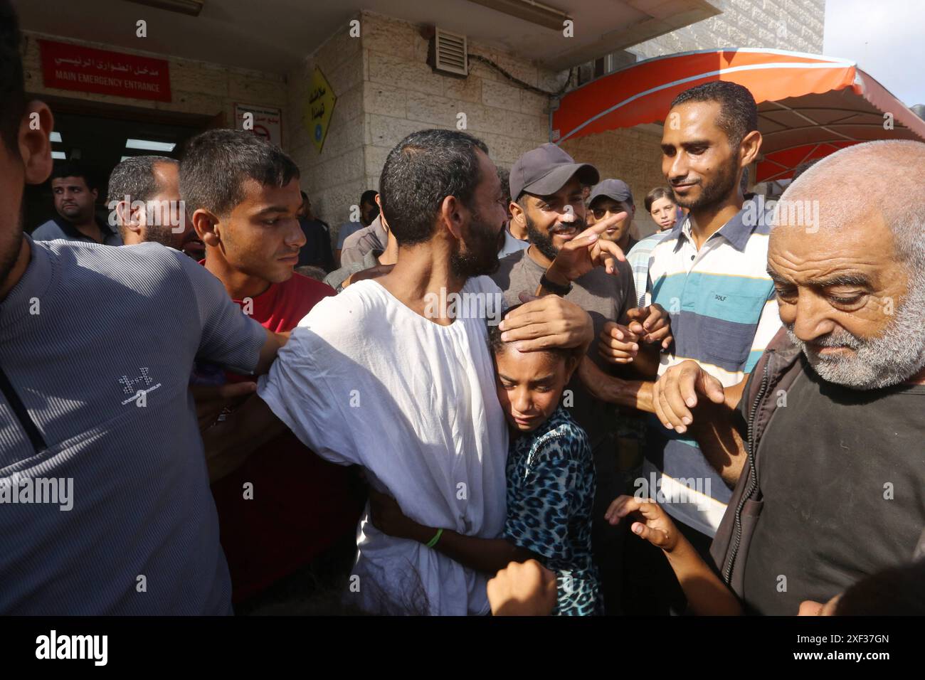 Palästinenser, die von israelischen Truppen inhaftiert worden waren, werden von Familie und Wohlwünschen begrüßt, als er nach seiner Freilassung zur Untersuchung im Al-Aqsa Märtyrer Krankenhaus eintrifft. Palästinenser, die von israelischen Truppen inhaftiert waren, werden von Familie und Wohlwollenden begrüßt, wenn er nach seiner Freilassung für A ankommt Untersuchung im Al-Aqsa Märtyrerkrankenhaus in Deir al-Balah im zentralen Gazastreifen am 1. Juli 2024. Während des andauernden israelischen Krieges gegen Gaza. Foto: Omar Ashtawy apaimages Dair El-Balah Gazastreifen Palästinensische Gebiete 010724 Dair EL-Balah OSH 0041 Copyright: XapaimagesxOmarxAshtawyxapaimagesx Stockfoto