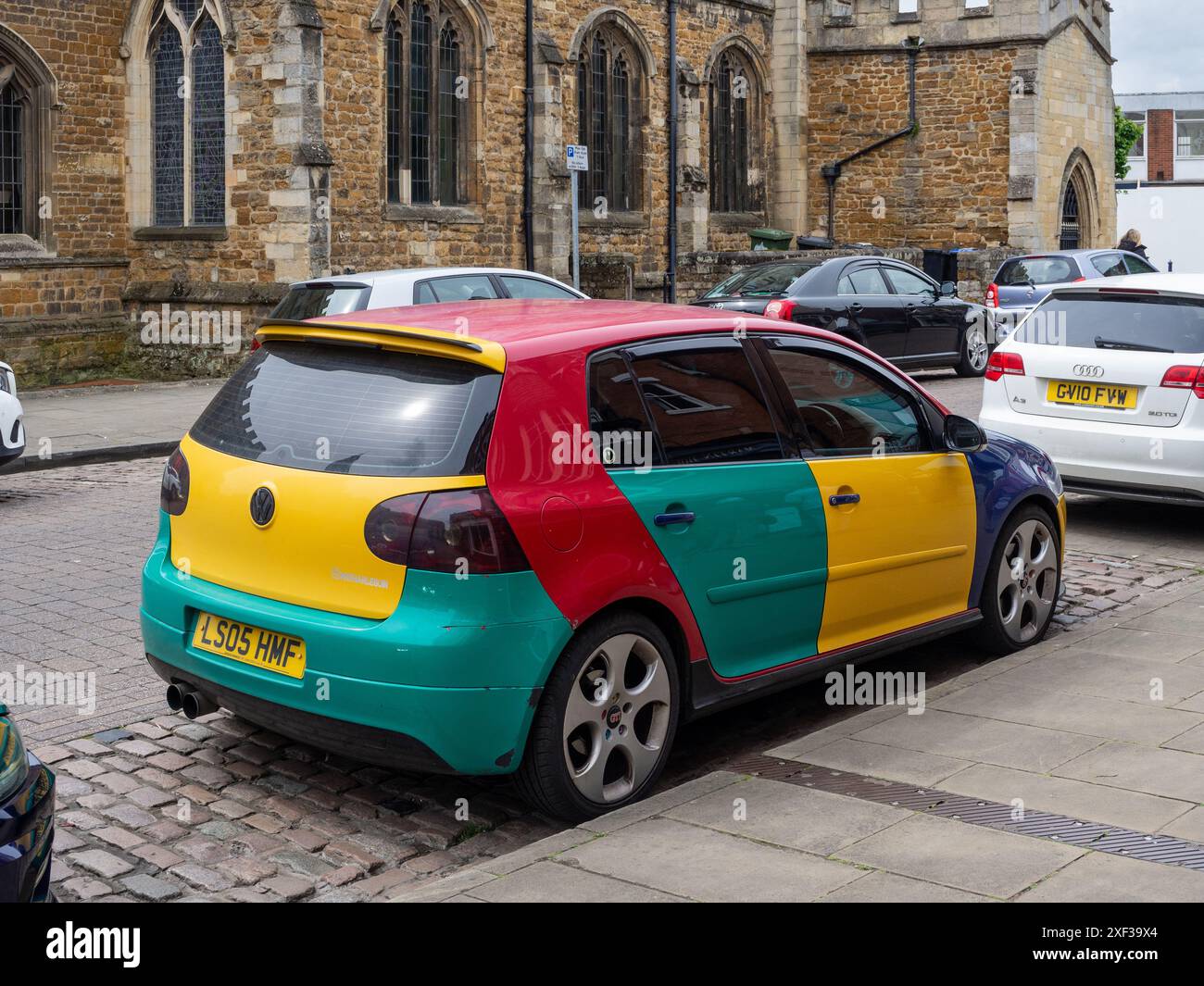 VW Golf Harlequin Modell parkt auf der Straße, Market Harborough, Leicestershire, Großbritannien Stockfoto