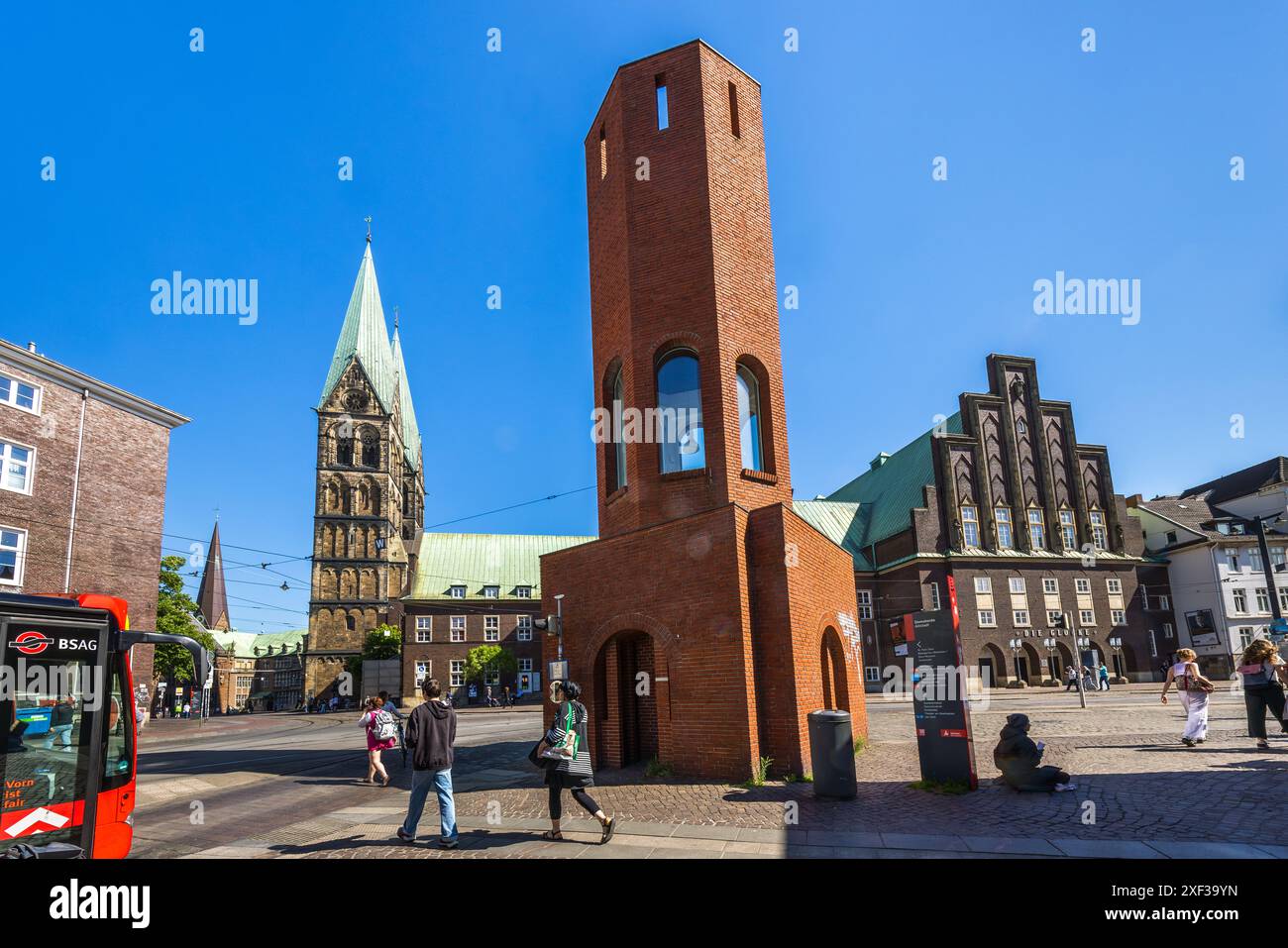 Der Verkehrsturm im Zentrum Bremens, nach seinem Schöpfer auch Kirkeby-Turm genannt, wurde 1988 nach Entwürfen des weltberühmten dänischen Künstlers per Kirkeby (1938–2018) errichtet. Im Hintergrund der Petersdom und der Konzertsaal die Glocke, Bremen Stockfoto
