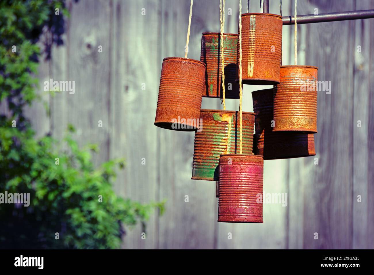 Vogelscheuche aus alten verrosteten Blechdosen Stockfoto