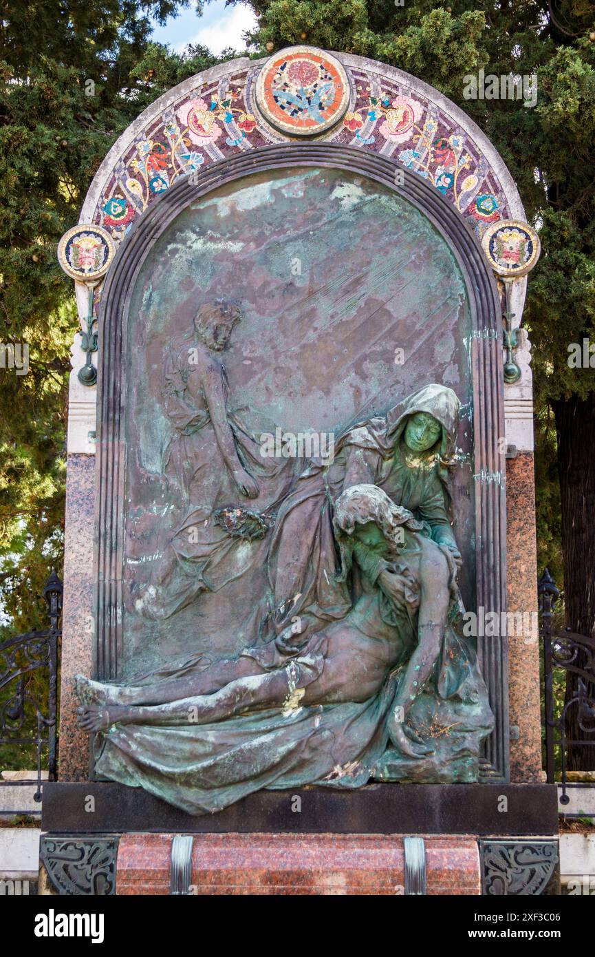 Pieta Grabstein von Mihovil Franasovic von Ivan Rendic, Supetar Friedhof, Supetar, Insel Brac, Kroatien Stockfoto