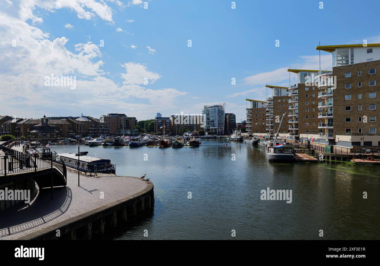 London - 06 04 2022: Blick auf das Limehouse Basin Stockfoto