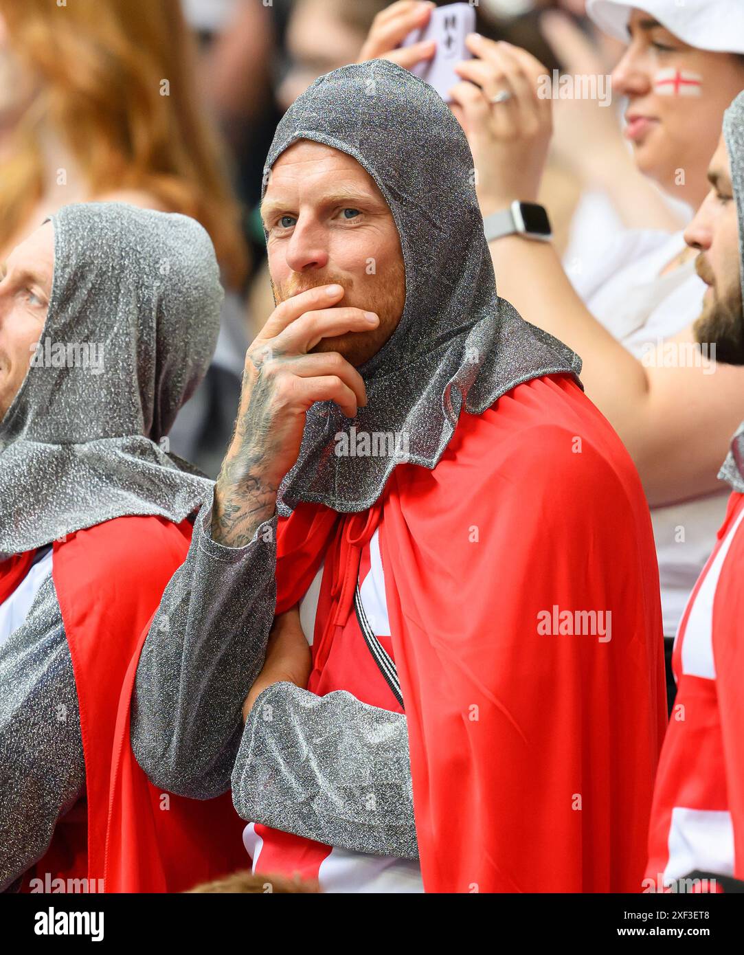 Gelsenkirchen, Deutschland. 30. Juni 2024 - England gegen Slowakei - UEFA Euro 2024 - R16 - Gelsenkirchen. Ein England-Fan, der als Ritter verkleidet ist. Bild : Mark Pain / Alamy Live News Stockfoto