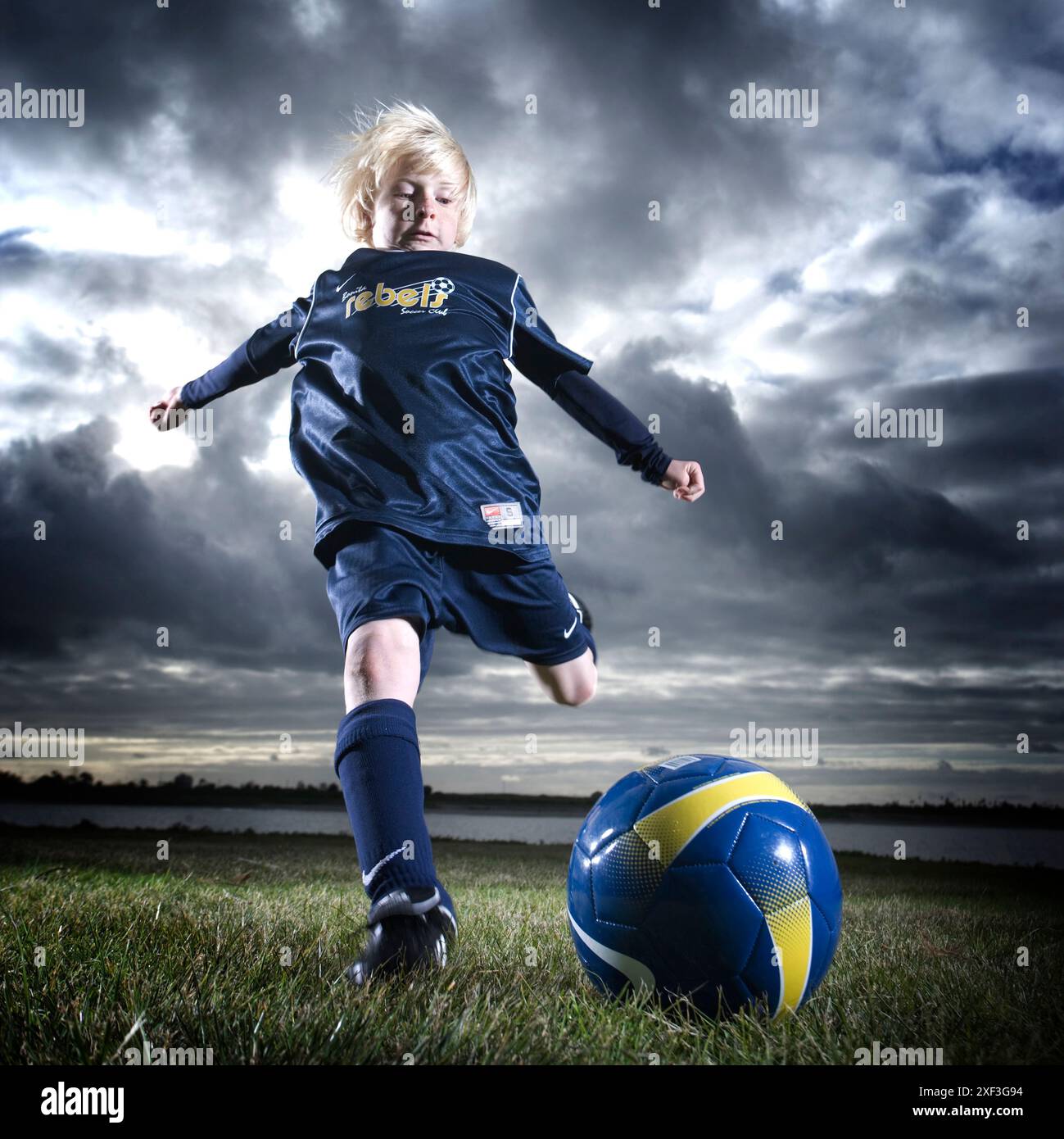 Junge tritt einen Fußball, San Diego, Kalifornien. Stockfoto