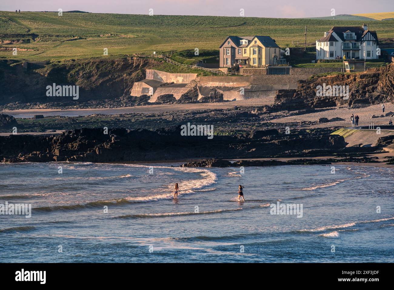 Abendlicht über dem Summerleaze Beach in Bude in Cornwall, Großbritannien. Stockfoto