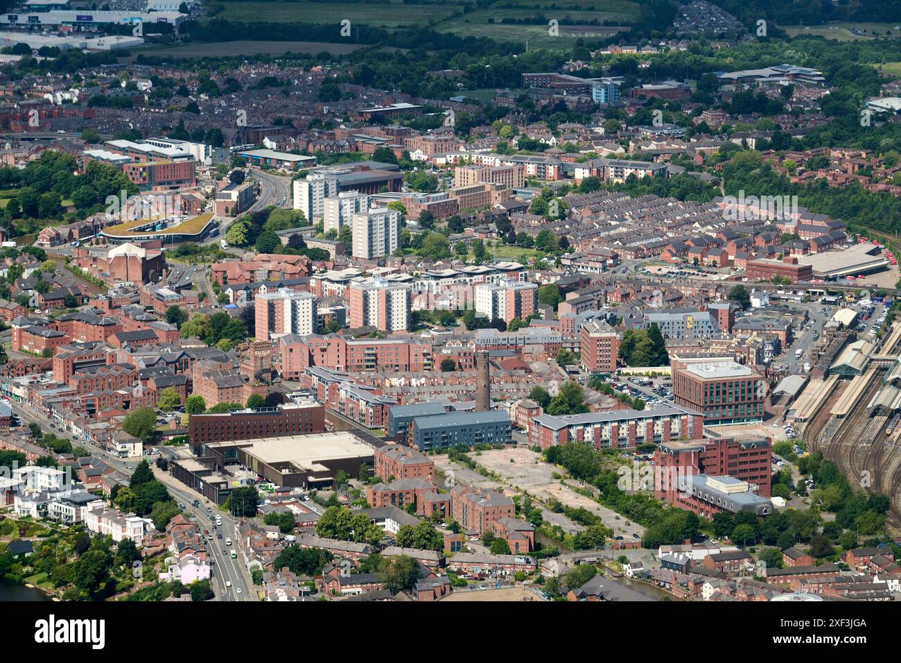 Eine Luftaufnahme der Stadt Chester, von Osten aus aufgenommen, mit Blick nach Westen, die Rennbahn in der Ferne, Cheshire, Nordwesten Englands, Großbritannien Stockfoto