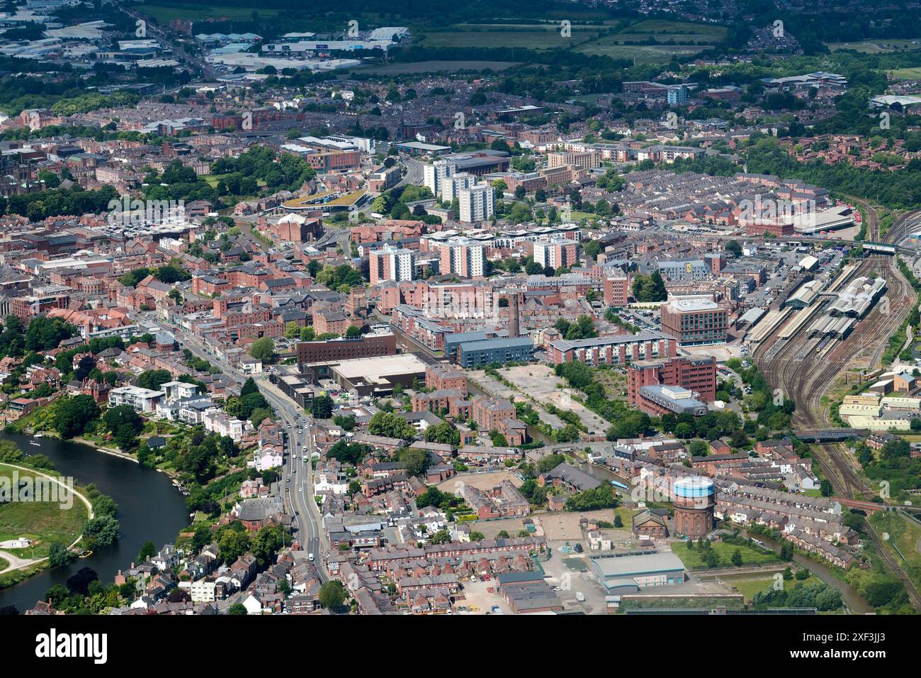 Eine Luftaufnahme der Stadt Chester, von Osten aus aufgenommen, mit Blick nach Westen, die Rennbahn in der Ferne, Cheshire, Nordwesten Englands, Großbritannien Stockfoto