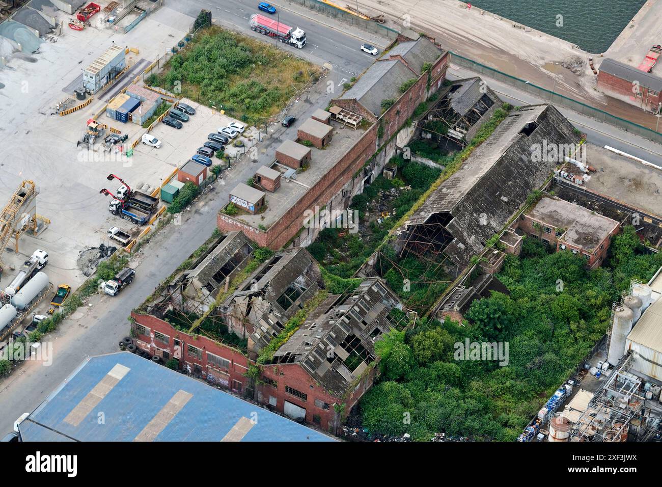 Ein Blick aus der Vogelperspektive auf ein heruntergekommenes Gebäude neben den Seaforth Docks, Liverpool, Merseyside, Nordwest-England, Großbritannien Stockfoto