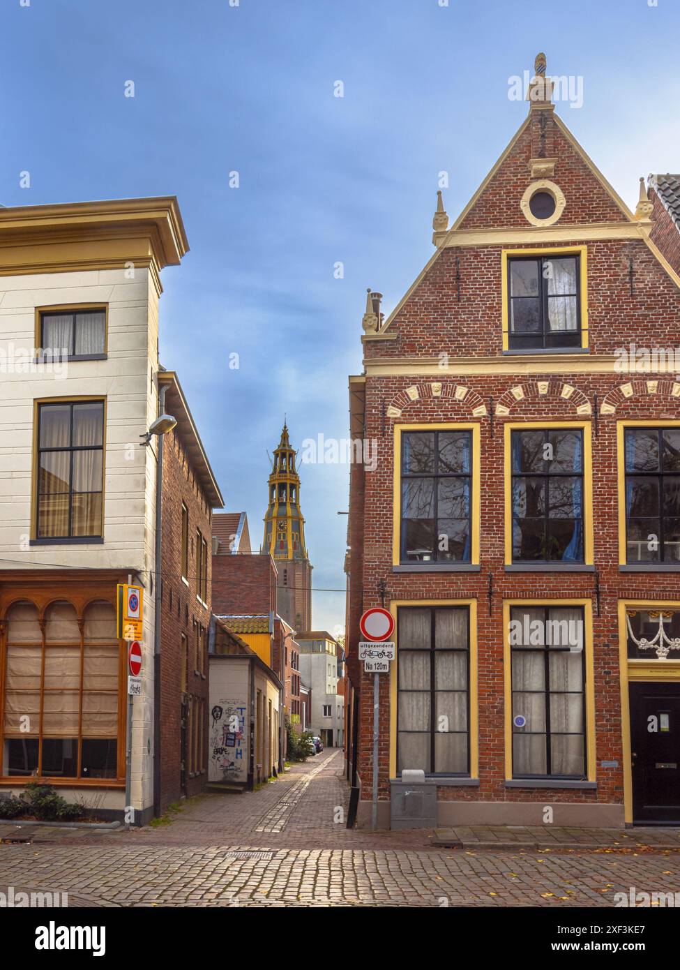 Stadtblick von Groningen in Kromme Elleboog. Mit Straße, alten Häusern und mittelalterlicher AA-Kirche im Hintergrund. Städtische Landschaft Europas Stockfoto