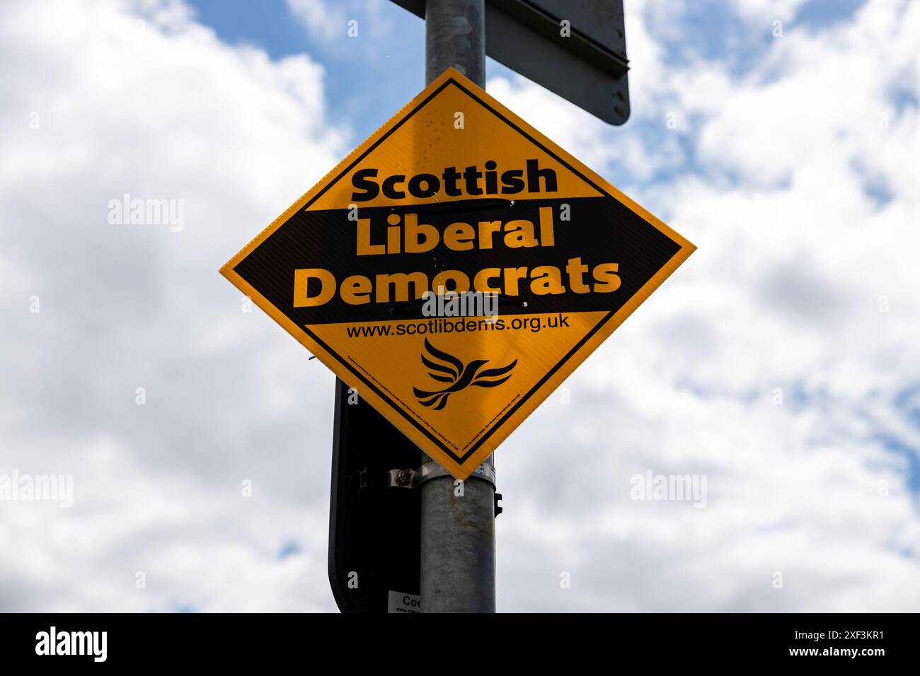 Das Schild der Scottish Liberal Democrats Campaign wurde an einem Lampfosten befestigt, mit Wolken und Himmel im Hintergrund Stockfoto