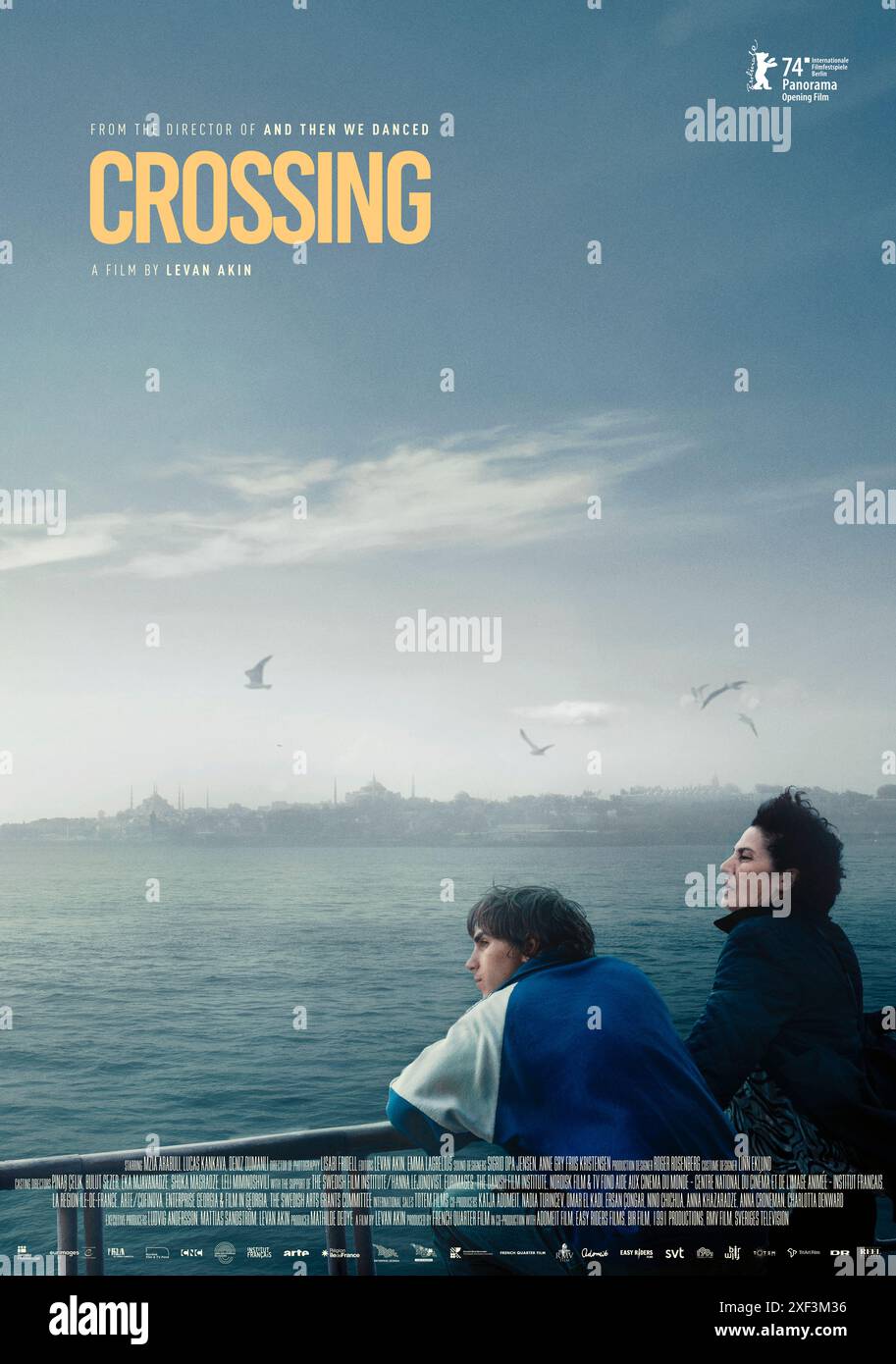Crossing (2024) von Levan Akin mit Mzia Arabuli, Lucas Kankava und Deniz Dumanli. Eine pensionierte Lehrerin verspricht, ihre lange verlorene Nichte zu finden, und ihre Suche führt sie nach Istanbul, wo sie einen Anwalt trifft, der für Trans-Rechte kämpft. Poster für internationale Werbung ***NUR REDAKTIONELLE VERWENDUNG***. Quelle: BFA / Totem Films Stockfoto