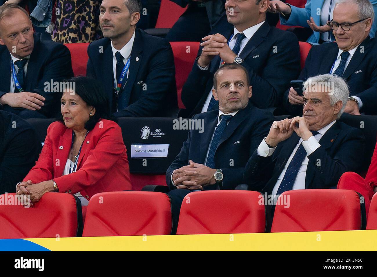 KÖLN, DEUTSCHLAND - JUNI 30: Salome Zourabichvili, Präsident Georgiens, Aleksander Ceferin, Präsident der UEFA, und Pedro Rocha, präsident des spanischen Fußballverbandes beim Achtelfinale der UEFA EURO 2024 zwischen Spanien und Georgien am 30. Juni 2024 im Kölner Stadion in Köln. (Foto: Joris Verwijst/BSR Agency) Stockfoto