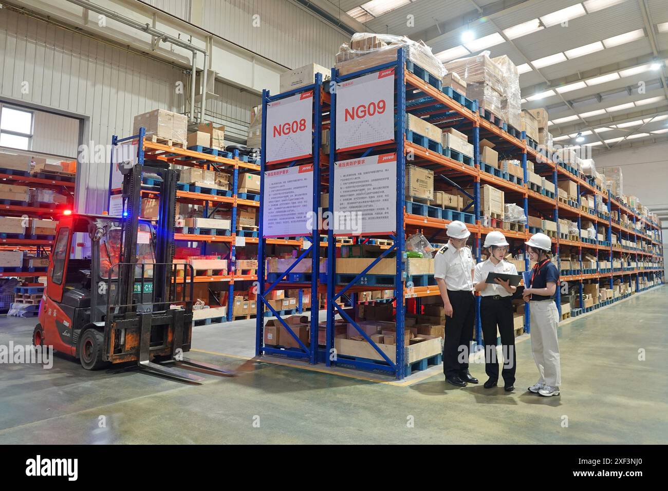 YANTAI, CHINA - 1. JULI 2024 - Zollbeamte erteilen den Zollbeamten von Unternehmen, die für den Handel mit Serbien auf dem Schiff verantwortlich sind, Anweisungen Stockfoto