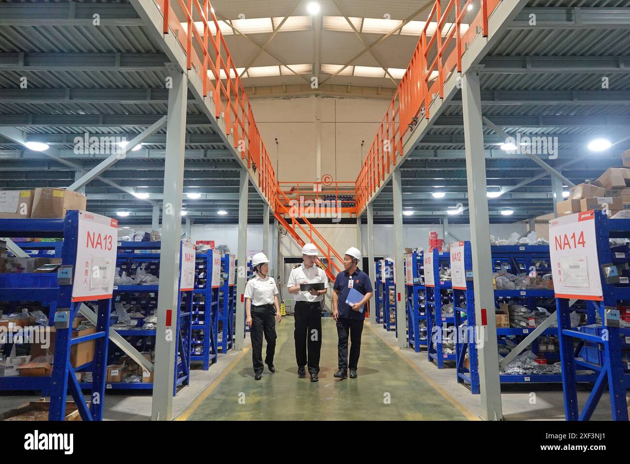 YANTAI, CHINA - 1. JULI 2024 - Zollbeamte erteilen den Zollbeamten von Unternehmen, die für den Handel mit Serbien auf dem Schiff verantwortlich sind, Anweisungen Stockfoto