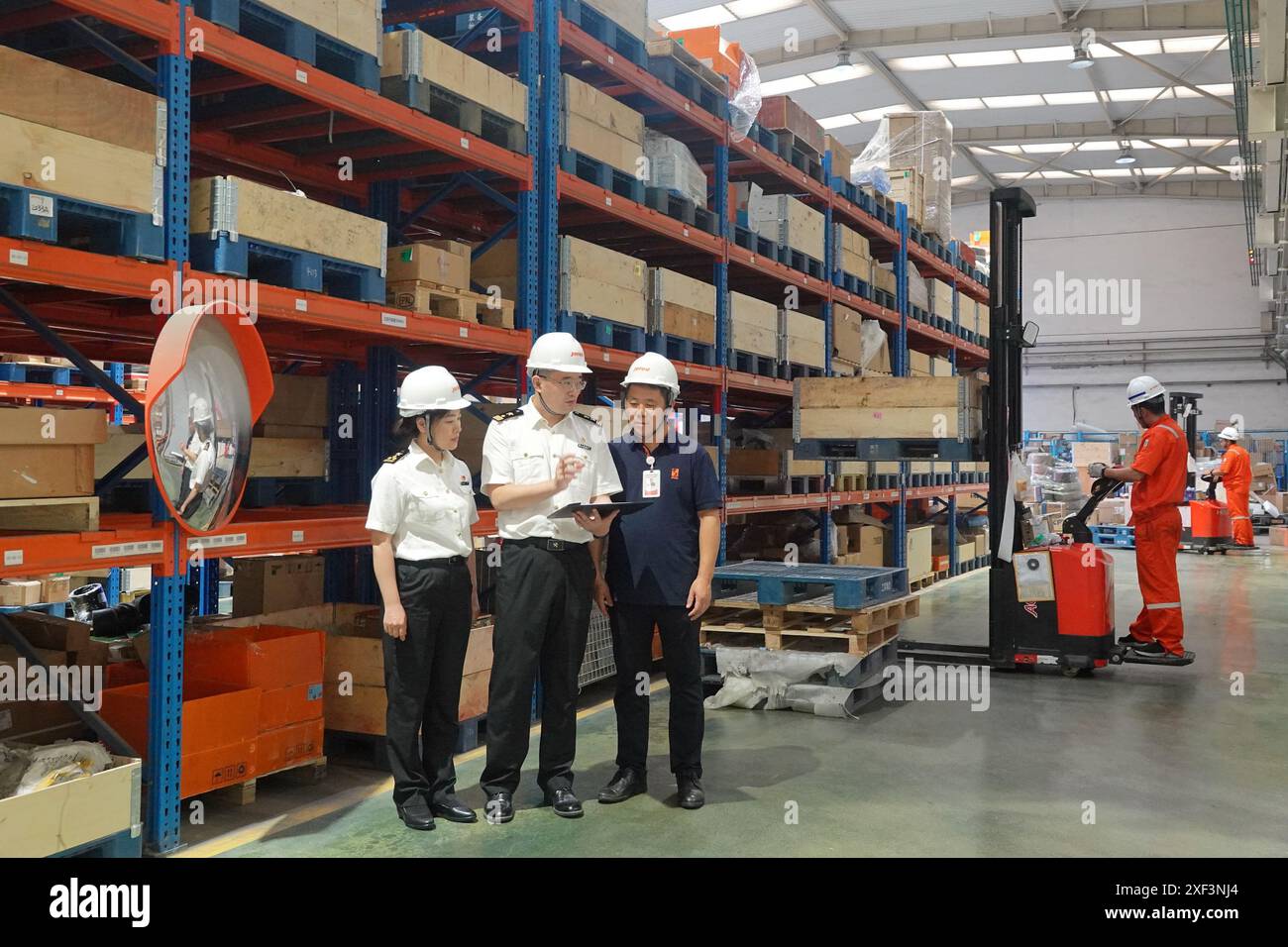 YANTAI, CHINA - 1. JULI 2024 - Zollbeamte erteilen den Zollbeamten von Unternehmen, die für den Handel mit Serbien auf dem Schiff verantwortlich sind, Anweisungen Stockfoto
