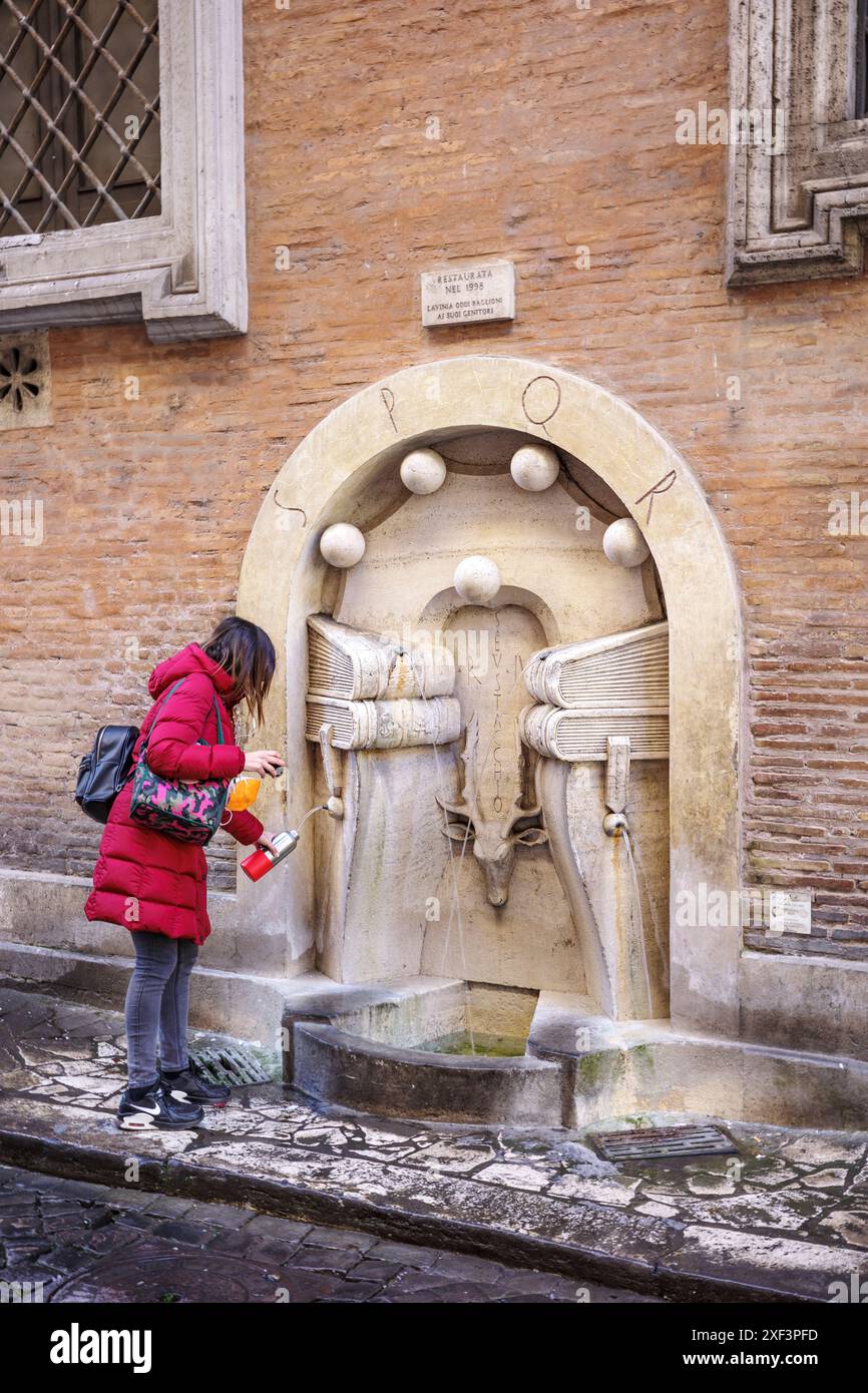 Fontana dei Libri, der Brunnen der Bücher, entworfen vom Architekten Pietro Lombardi im Jahre 1927, auf der Seite des Palazzo della Sapienza, wo die Stockfoto