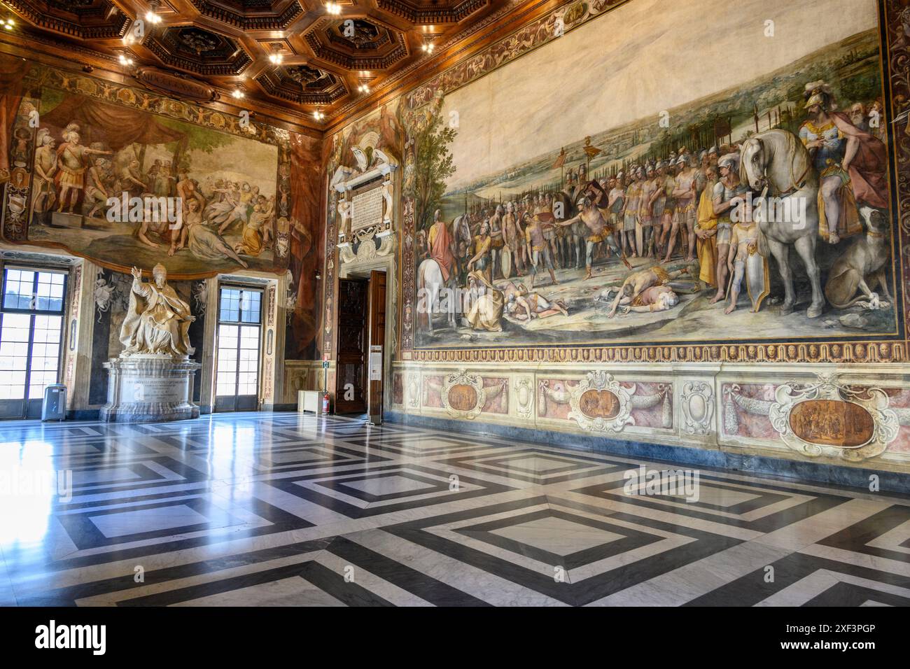 Eine riesige Statue von Papst Urban VIII., die von Gian Lorenzo Bernini in der Halle der Orazi und Curiazi im Palazzo dei Conservatori, Teil des Stockfoto