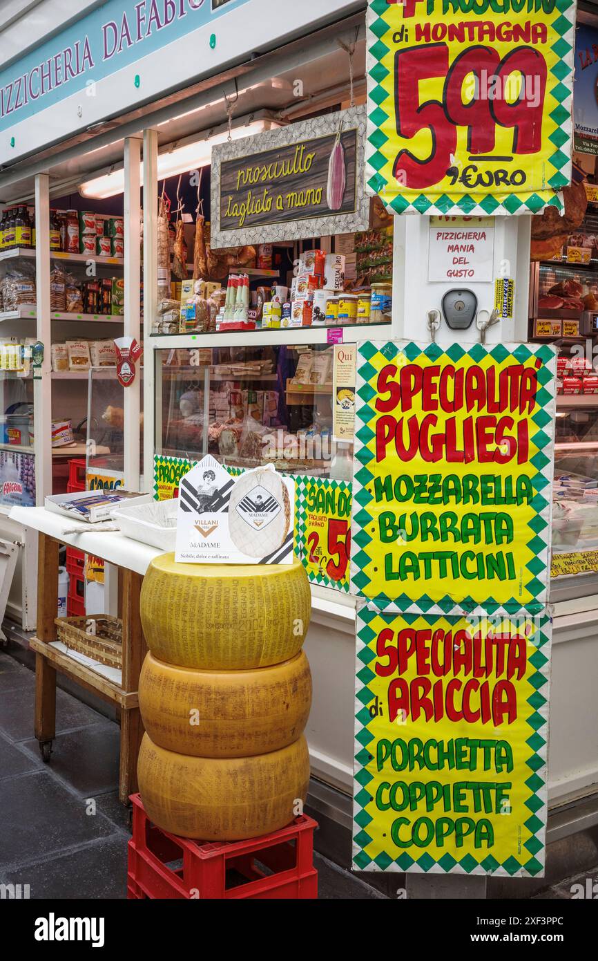 Parmigiano-Reggiano-Käse auf dem Testaccio-Markt in Rom, Italien. Stockfoto