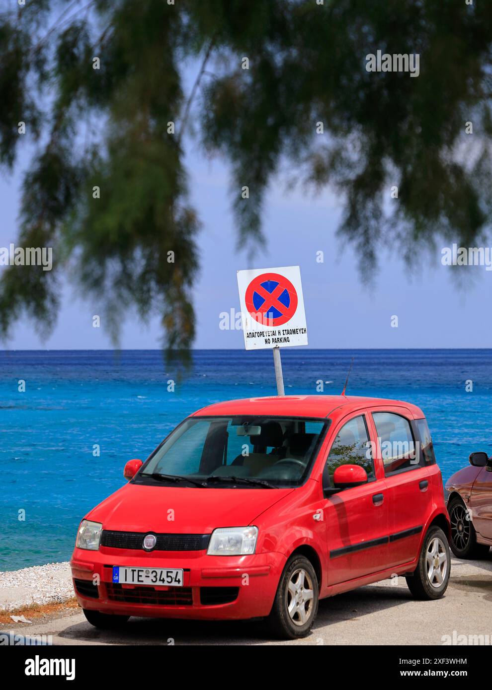 Das Auto parkt vor dem Schild ohne Parken, Livadia, Tilos, Dodekanesische Inseln, südliche Ägäis, Griechenland. Stockfoto