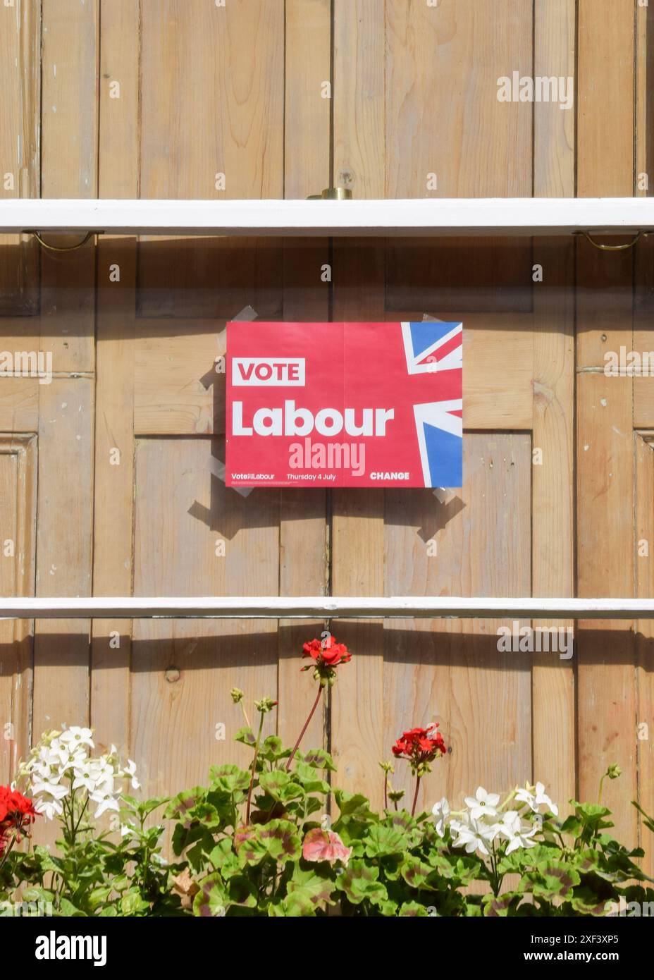 London, Großbritannien. Juli 2024. Im Fenster eines Wohnhauses in Zentral-London wird vor den Wahlen im Vereinigten Königreich am 4. Juli ein Schild mit der Aufschrift „Vote Labour“ angezeigt. Quelle: Vuk Valcic/Alamy Live News Stockfoto