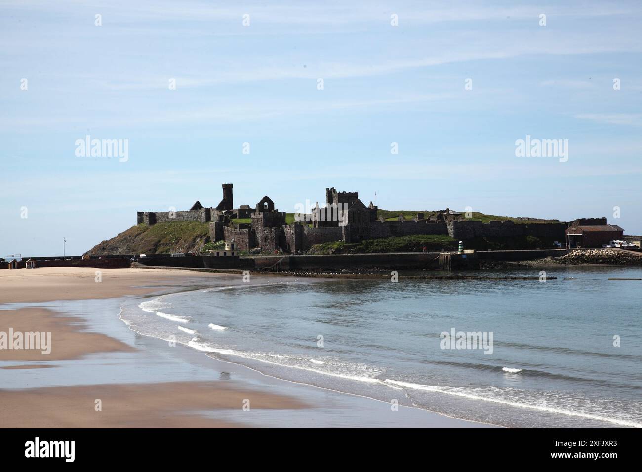 Peel Castle, erbaut von Norwegern im 11. Jahrhundert, auf St. Patrick's Isle im Hafen von Peel auf der Isle of man. Stockfoto