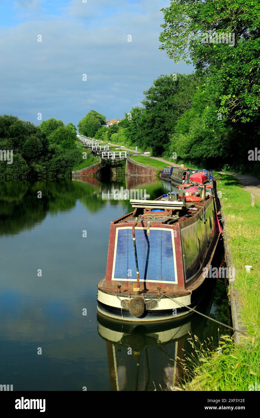 Schmales Boot auf Kennet & Avon Canal, Caen Hill Flight of Locks, Devizes, Wiltshire. Stockfoto